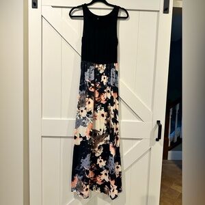 Flowered maxi dress. Stretchy and comfortable!